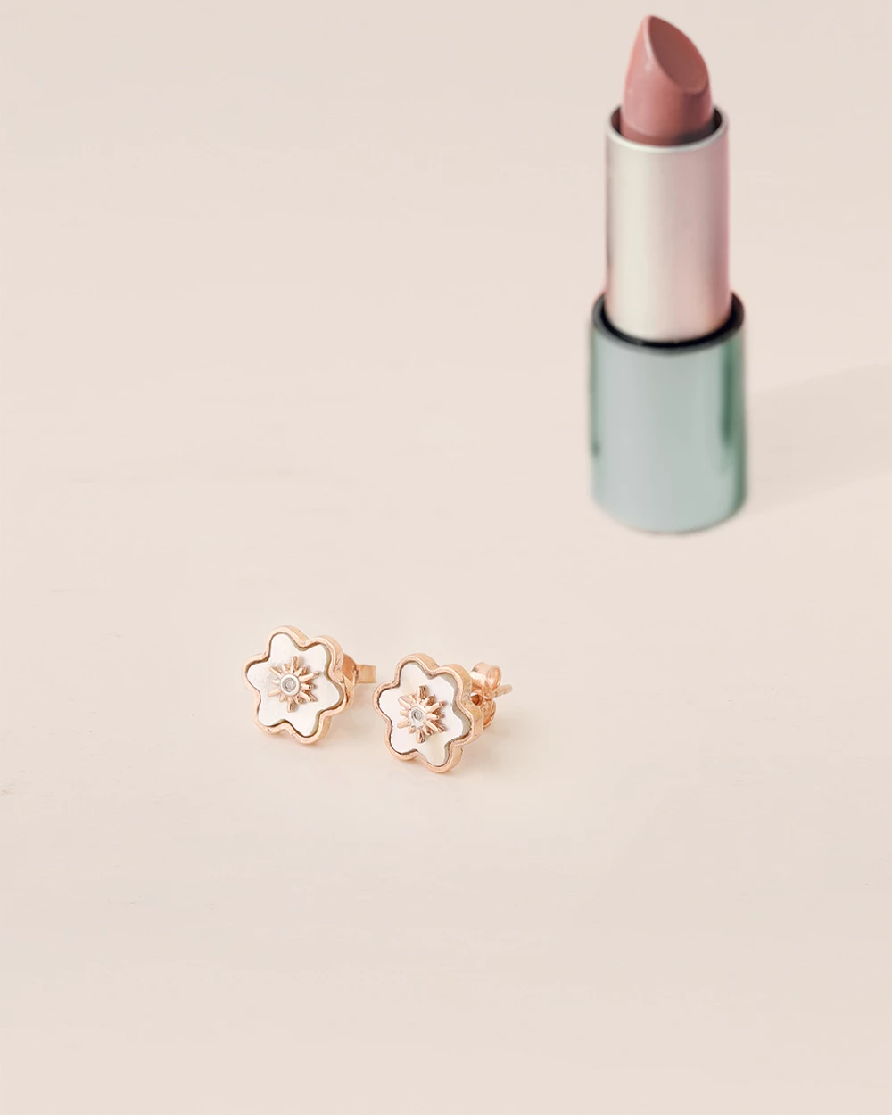 Chumbakdesign Watches & Jewellery Pearl Bloom Earrings- Mother Of Pearl & Diamonds 4 Chumbakdesign Watches & Jewellery Pearl Bloom Earrings- Mother Of Pearl & Diamonds