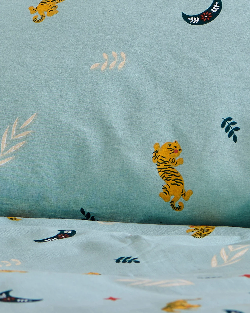 Chumbakdesign TEAL By Chumbak Siberian Tigers Bedsheet - Queen Size, 136TC, Blue 6 Chumbakdesign TEAL By Chumbak Siberian Tigers Bedsheet - Queen Size, 136TC, Blue